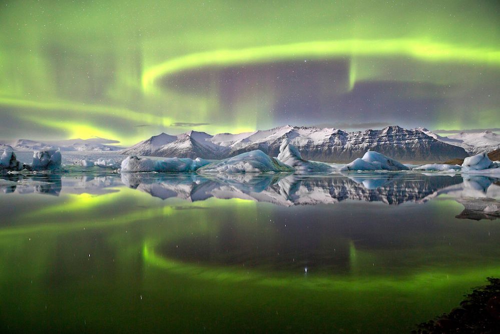 Zwycięskie zdjęcie konkursu przedstawia zorzę polarną odbijającą się w stojącej wodzie laguny lodowcowej w islandzkim parku narodowym Vatnajökull.