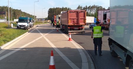 Policja kontrolowała kierowców jednego za drugim. Podano efekt