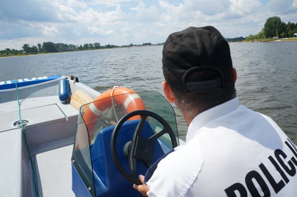 Zachłysnął się wodą podczas kąpieli. Nie żyje. Dramat nad Rogoźnikiem