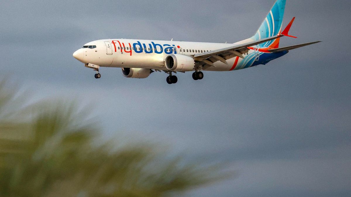 Incydent w samolocie linii Flydubai
A flydubai Boeing 737 MAX 8 aircraft prepares for landing at Israel's Ben Gurion Airport in Lod on September 30, 2026. A passenger on a rerouted flydubai flight that was bound for Tel Aviv said one of the pilots tried to crash the plane and kill everyone on board, after both pilots were found to be wounded on landing in Saudi Arabia. In the first comment by an official, Israel's far-right national security minister Itamar Ben Gvir alleged an attempted "terrorist" attack in the incident, in which none of the passengers reported injuries. (Photo by Jack GUEZ / AFP)
JACK GUEZ