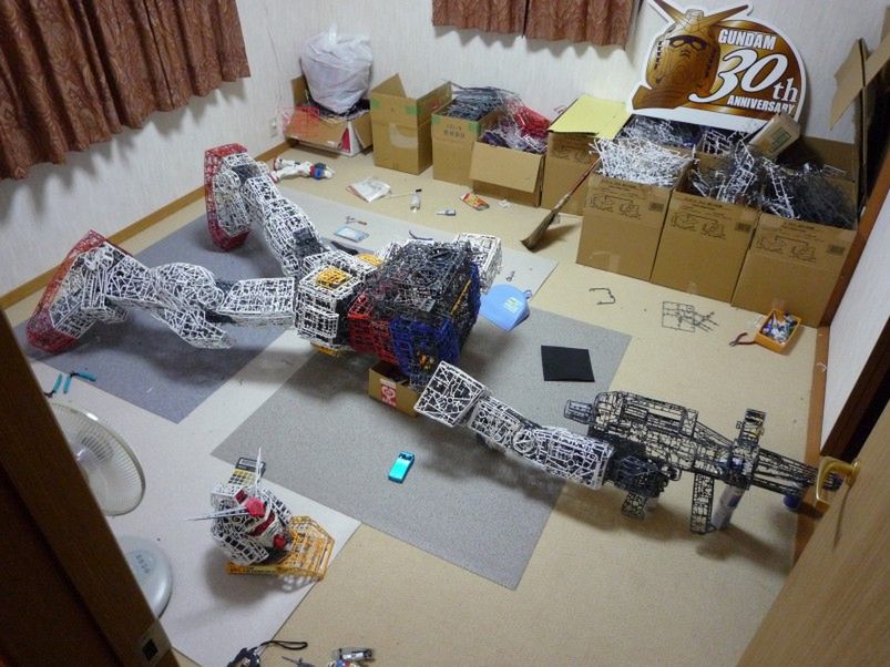 3-metrowy robot z plastiku 4