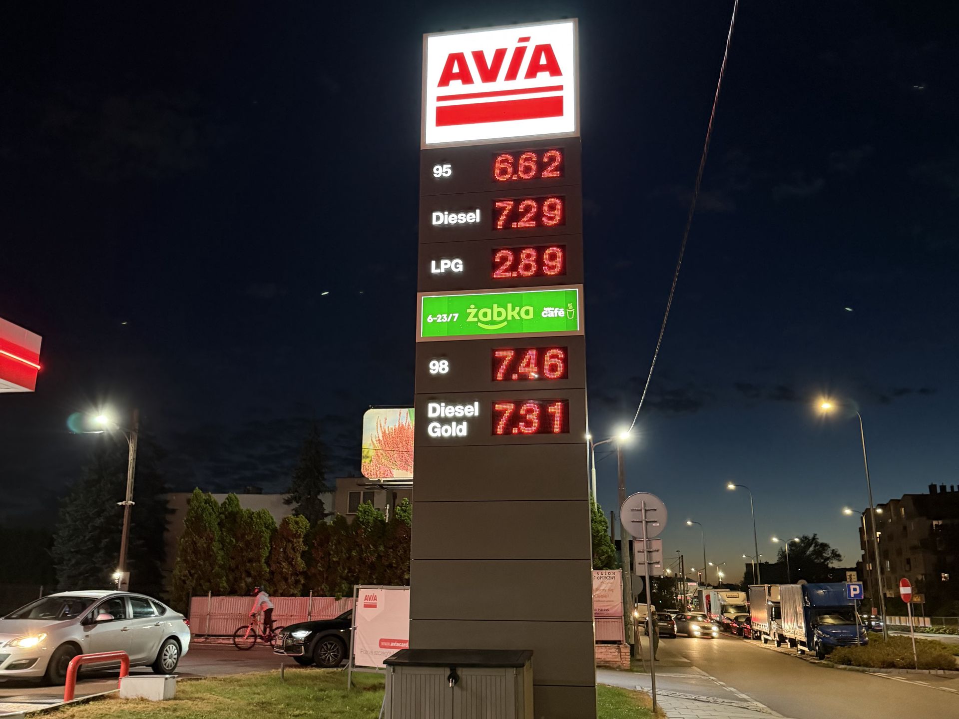 Kolejka na stacji Avia przy ul. Łodygowej w Warszawie