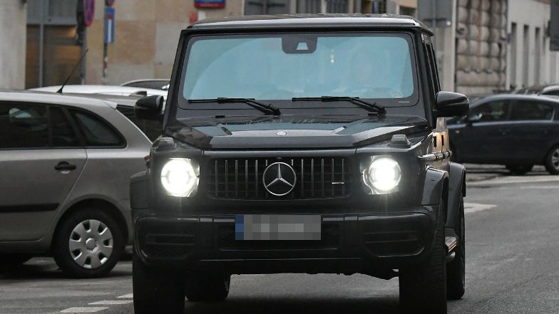 Ewa Chodakowska bez makijażu maszeruje do Mercedesa
