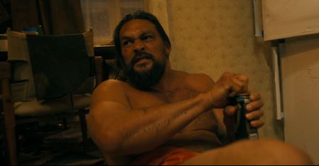 Latające pięści i półnagi Jason Momoa w nowej komedii akcji