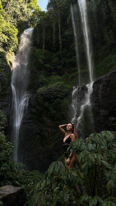Joanna Opozda w czarnym kostiumie kąpielowym