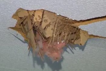 Bryła lodu przebiła dach domu w Kalifornii. Wylądowała na kanapie