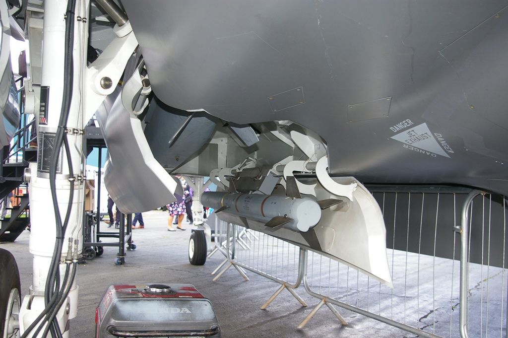 Otwarta komora uzbrojenia w myśliwcu F-35A