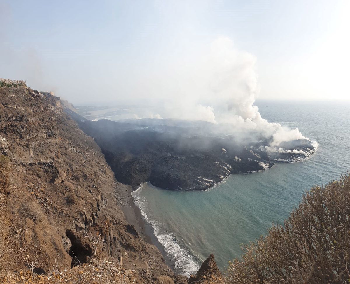 La Palma. Kolejny potok lawy wypływa z Cumbre Vieja 