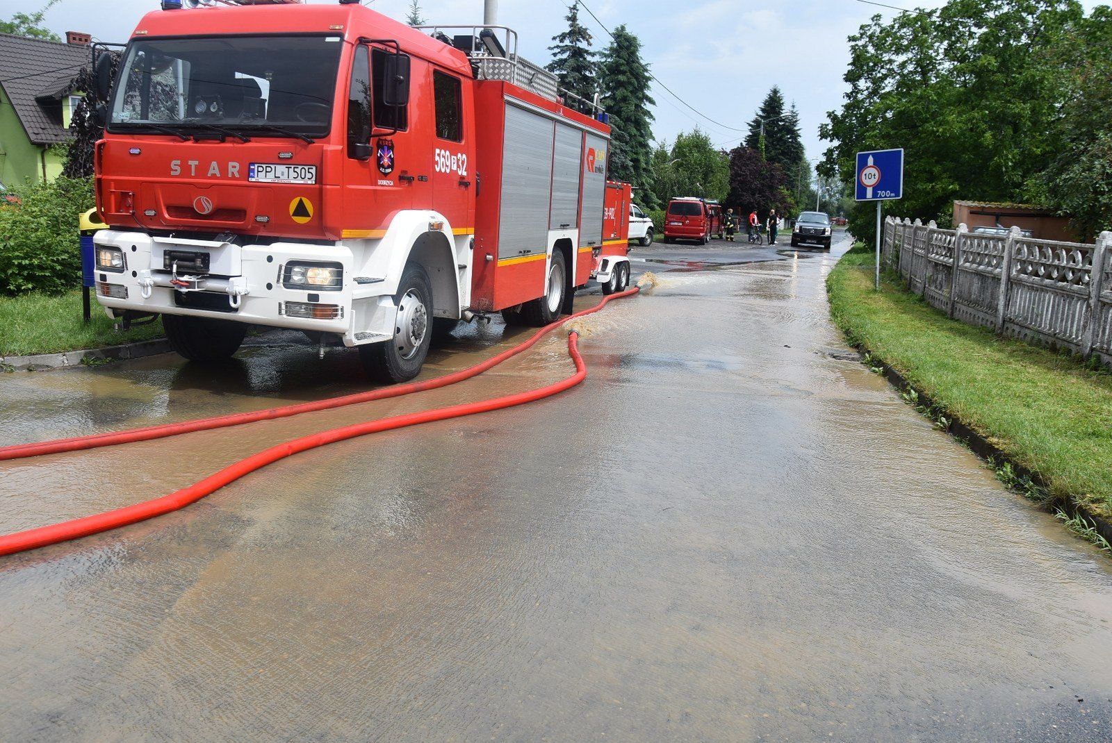 Ustawa o PSP wymienia m.in. katalog dodatków do uposażenia zasadniczego, który jest następujący:dodatek za stopień;dodatek służbowy;dodatek motywacyjny;dodatki uzasadnione szczególnymi właściwościami, kwalifikacjami, warunkami albo miejscem pełnienia służby;dodatek funkcyjny za pełnienie służby na stanowisku kierowniczym lub samodzielnym (jeśli strażak otrzymuje ten dodatek, to nie korzysta z możliwości otrzymania dodatku służbowego)