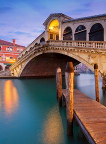 Venice introduces new restrictions. Large tourist groups banned