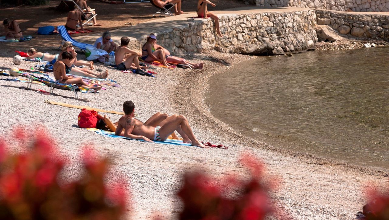 Kempingi mają dostęp do plaży, a często także baseny