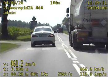 Niebezpieczna jazda mercedesem nagrana przez policję. 35 punktów i sprawa w sądzie