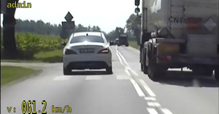 Niebezpieczna jazda mercedesem nagrana przez policję. 35 punktów i sprawa w sądzie