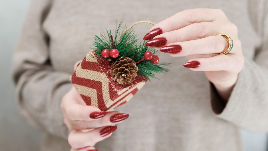 A może klasyczna czerwień z brokatowym twistem?