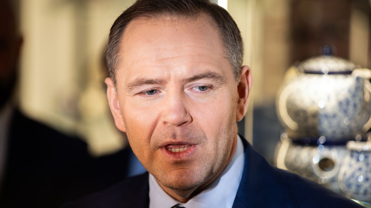 Bolesławiec, 14.05.2025. Wybory Prezydenta RP 2025 - kampania. Kandydat Komitetu Obywatelskiego w zbliżających się wyborach na fotel prezydenta RP popierany przez Prawo i Sprawiedliwość, prezes Instytutu Pamięci Narodowej Karol Nawrocki podczas wizyty w Nowym Muzeum Ceramiki w Bolesławcu, 14 bm. (amb) PAP/Krzysztof Ćwik