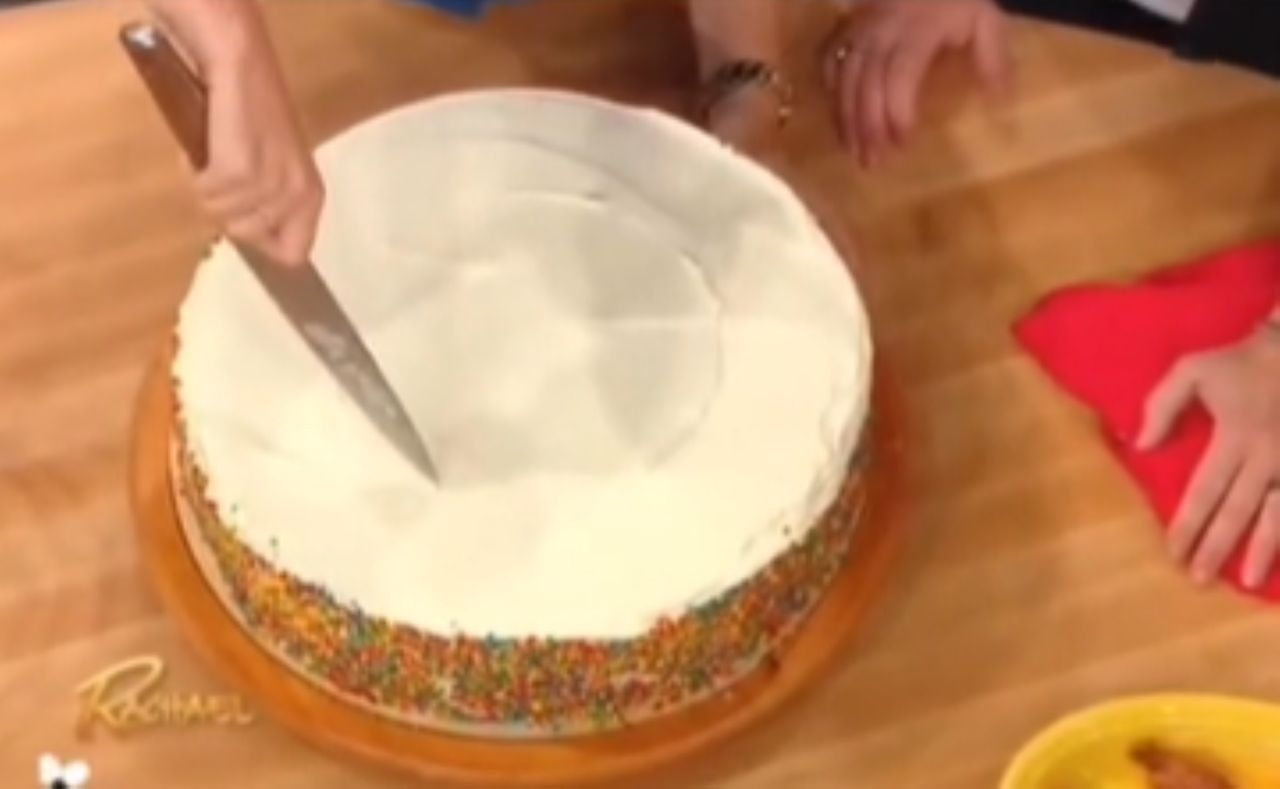 Trik na krojenie tortu robi furorę na TikToku