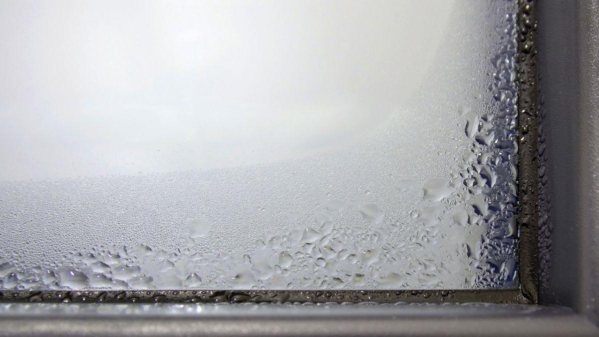 Wilgoć na oknach to problem sezonu jesienno-zimowego