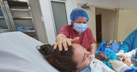 Po cesarce kobieta nie powinna zajść w ciążę przez 2 lata. Dla wielu może to oznaczać, że na kolejne dziecko będzie za późno