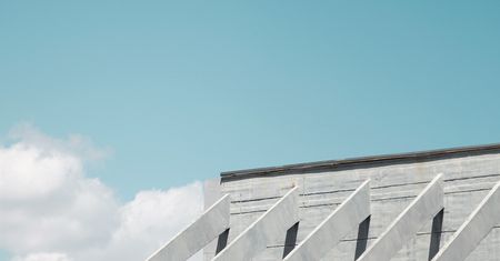 Sterylne zdjęcia architektury autorstwa Maika Lippa