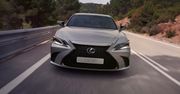 Lexus odświeżył ES-a. W końcu żegnamy największą wadę