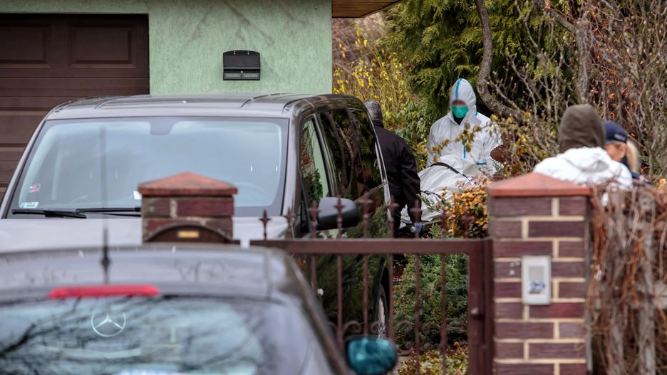 Ząbkowice Śląskie. Policjanci i technicy policyjni przy posesji, w której doszło do zbrodni 