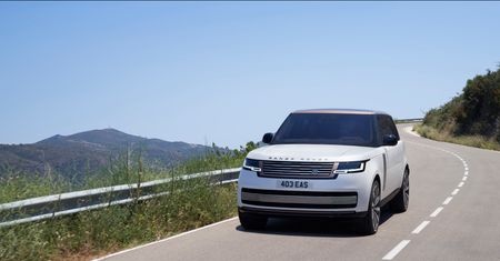 Nowy Range Rover debiutuje w wersji SV. To salon na kółkach z markieterią i ceramiką