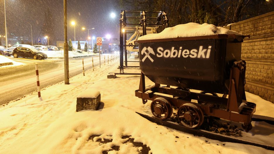 kopalnia
Jaworzno, 28.11.2023. Kopalnia Sobieski w Jaworznie, 28 bm. gdzie dzisiaj w wypadku zgin�y cztery osoby w trakcie p�ukania ruroci�gu podsadzkowego. (zm/dw) PAP/Zbigniew Meissner
Zbigniew Meissner
g�rnictwo, jaworznie, kopalnia, w�giel kamienny, w�gla, wypadek, zak�ad g�rniczy