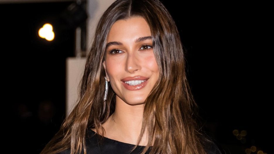 Hailey Bieber zachwyciła w pomarańczowej sukience mini 
