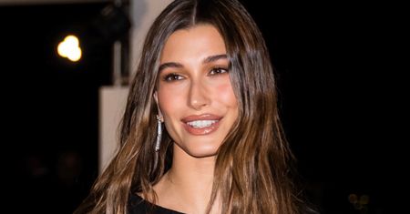 Hailey Bieber w pomarańczowej mini. Nie tylko sukienka zwraca uwagę