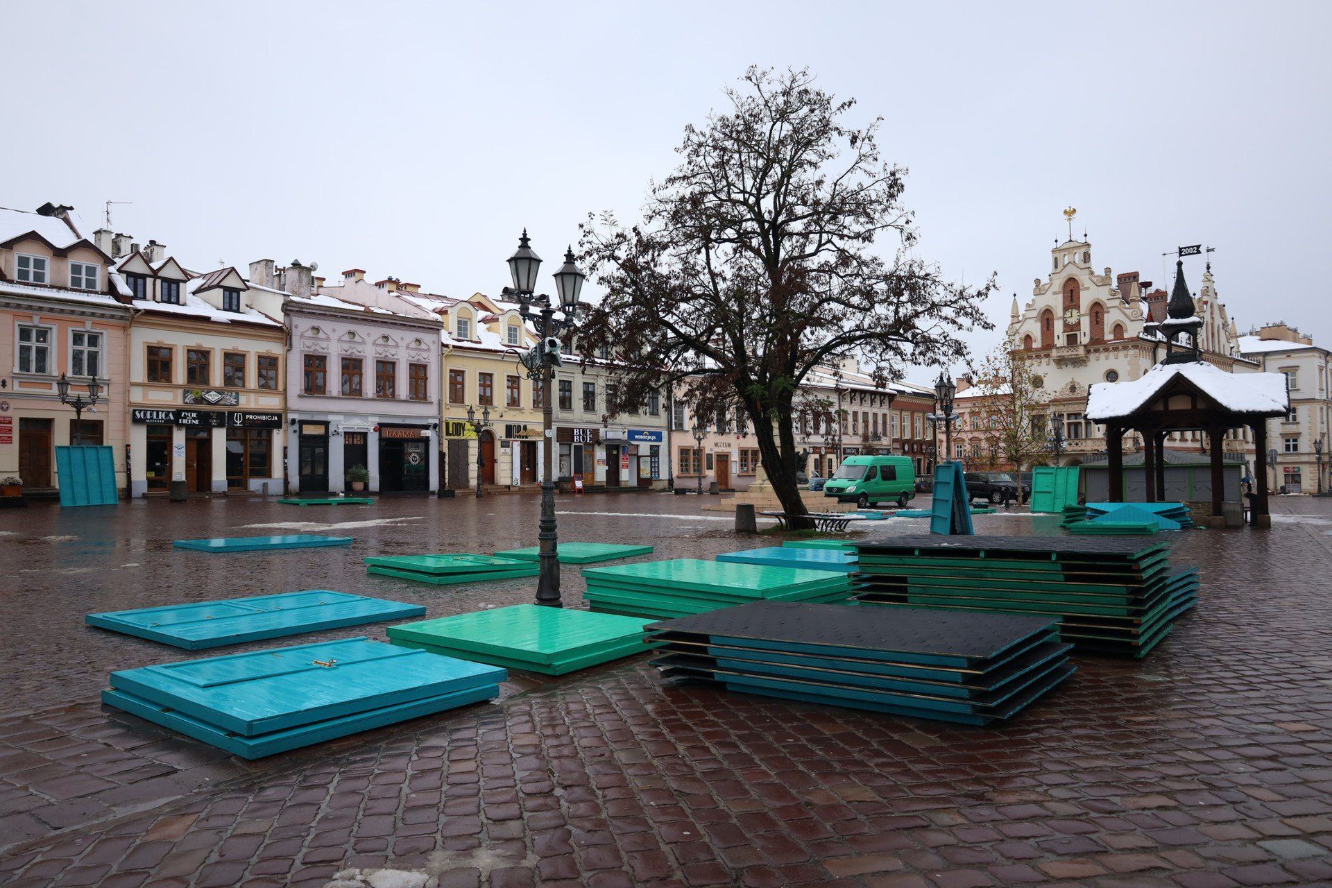 Trwa montaż świątecznego miasteczka na Rynku w Rzeszowie.