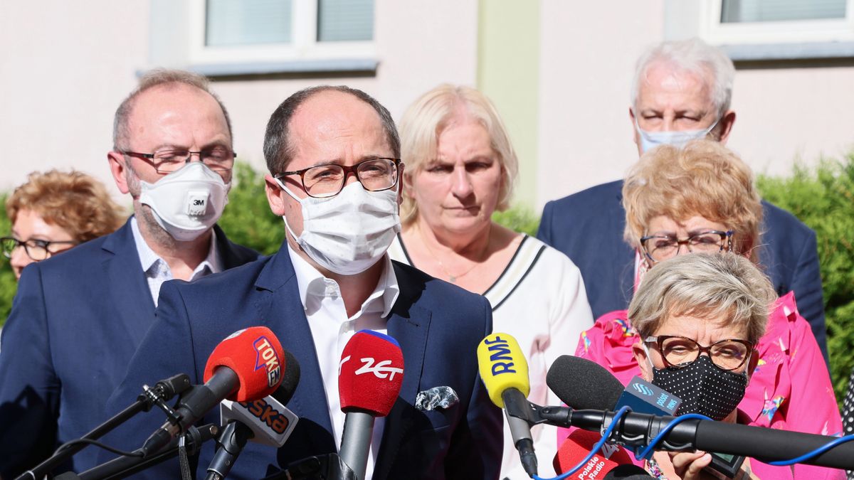 Warszawa, 10.09.2021. Wiceprezes Naczelnej Rady Lekarskiej Artur Drobniak (3L) i przewodnicząca Ogólnopolskiego Związku Zawodowego Pielęgniarek i Położnych Krystyna Ptok (P-dół) podczas konferencji prasowej po spotkaniu Ogólnopolskiego Komitetu Protestacyjno-Strajkowego Pracowników Ochrony Zdrowia z ministrem zdrowia Adamem Niedzielskim przed siedzibą Centrum Dialogu Społecznego "Dialog" w Warszawie, 10 bm. (jm) PAP/Leszek Szymański