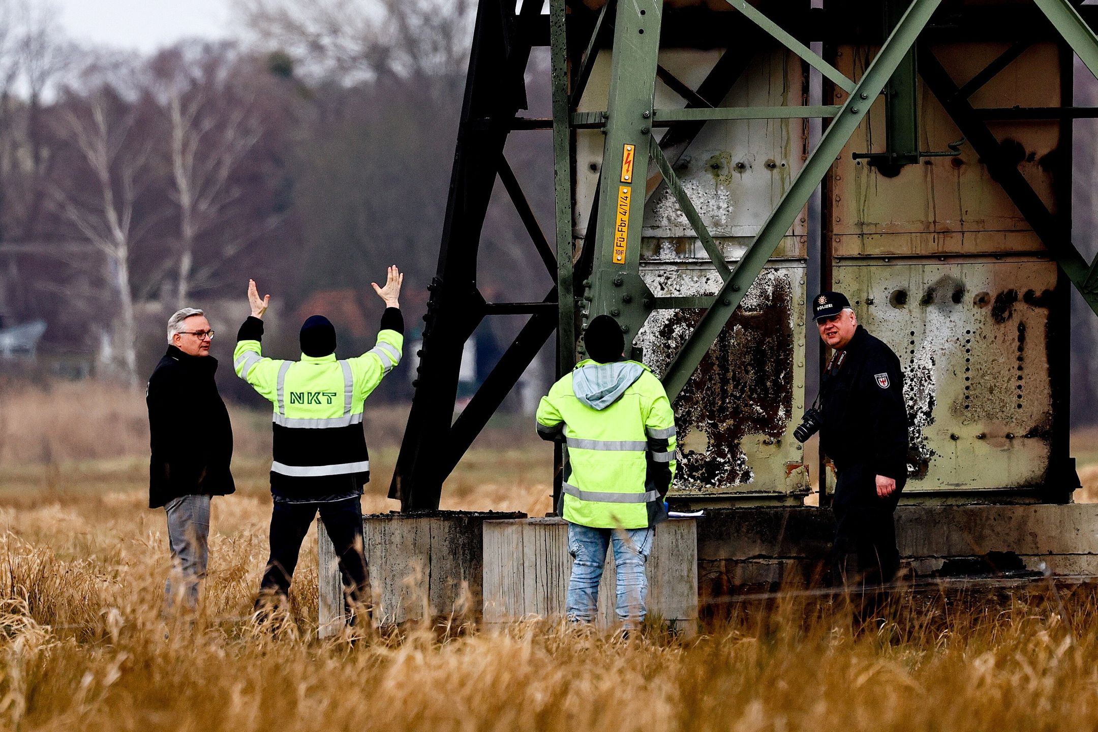 Police investigators inspect a damaged high-voltage pylon near the Tesla Gigafactory in Gruenheide near Berlin, Germany, 05 March 2024. Tesla confirms that production at the Tesla Gigafactory in Gruenheide has been stopped due to a blackout. Brandenburg's Interior Minister Michael Stuebgen announced that, according to initial findings, 'unknown perpetrators had set fire to a high-voltage pylon'. The fire had damaged the high-voltage line to such an extent that the power supply to the neighbouring villages and the Tesla plant had failed. EPA/FILIP SINGER Dostawca: PAP/EPA.