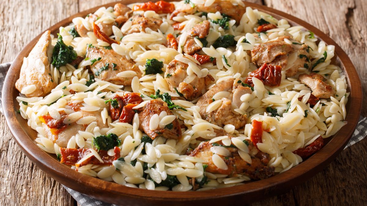 Makaron orzo z kurczakiem i dodatkami