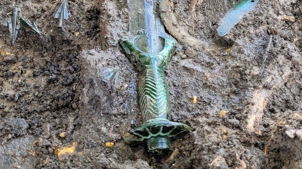 Archeolodzy odkryli miecz sprzed 3000 lat. Jest w świetnym stanie