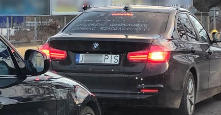 Antyrządowe hasło na tablicy rejestracyjnej. Czy to legalne?