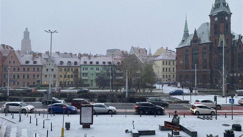 Dolny Śląsk: We Wrocławiu biało. Synoptycy wydają żółte ostrzeżenia