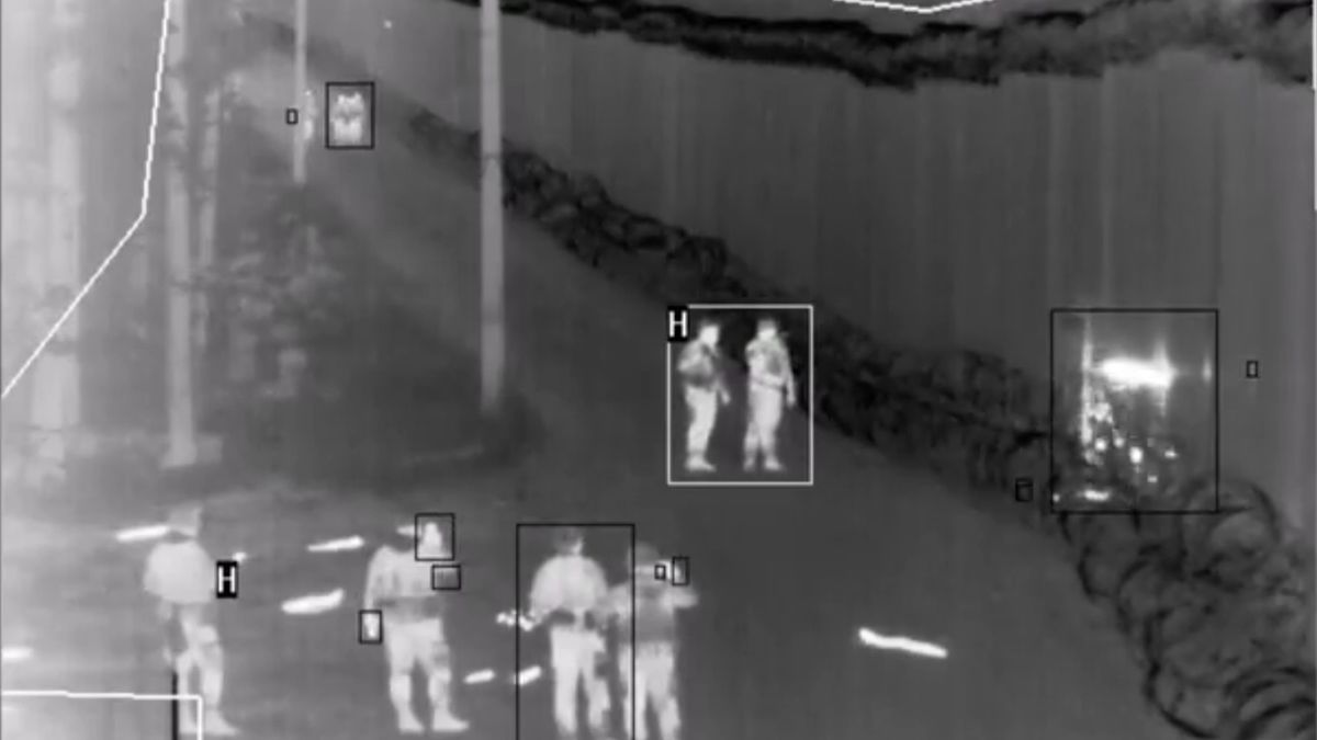 Imigranci rzucają w pograniczników palącymi się gałęziami 