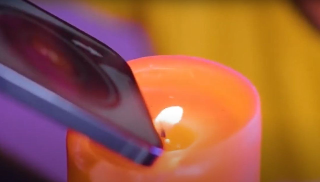 Applications on the smartphone will help extinguish a candle.