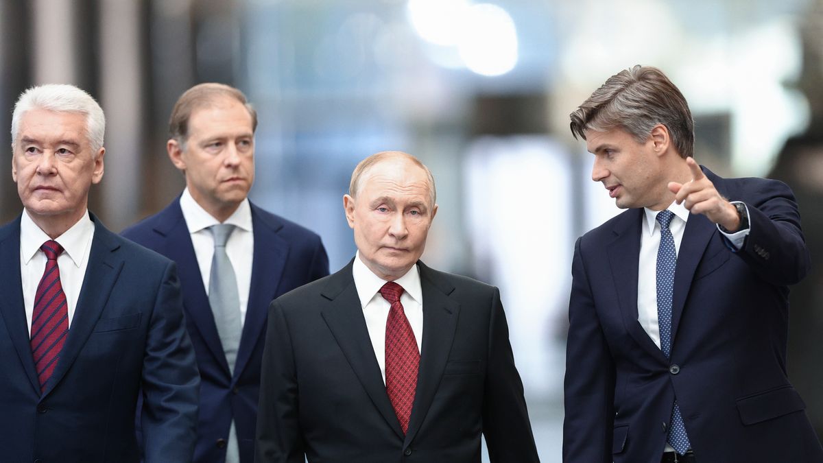 Russian President Vladimir Putin (2-R), accompanied by Roscosmos State Space Corporation Director General Dmitry Bakanov (R), First Deputy Prime Minister Denis Manturov (2-L) and Moscow Mayor Sergei Sobyanin (L), visits the newly opened National Space Centre in Moscow, Russia, 13 September 2025. EPA/MIKHAIL METZEL / SPUTNIK / KREMLIN POOL MANDATORY CREDIT Dostawca: PAP/EPA.