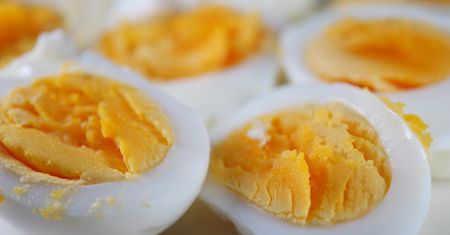 Wiele osób rezygnuje z tego produktu, bo myślą, że podnosi cholesterol i tuczy. Słusznie?