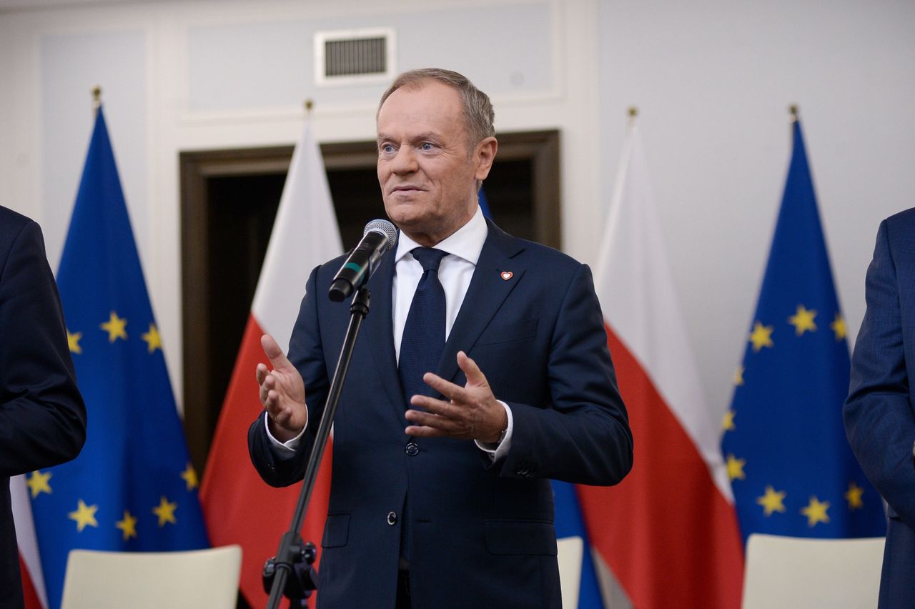 Otoczyli go dziennikarze. Tusk po podpisaniu: "zaskoczenie"