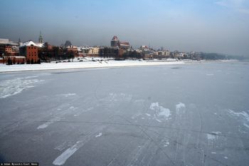 Po raz pierwszy od 14 lat. Zamarzła Wisła w Toruniu