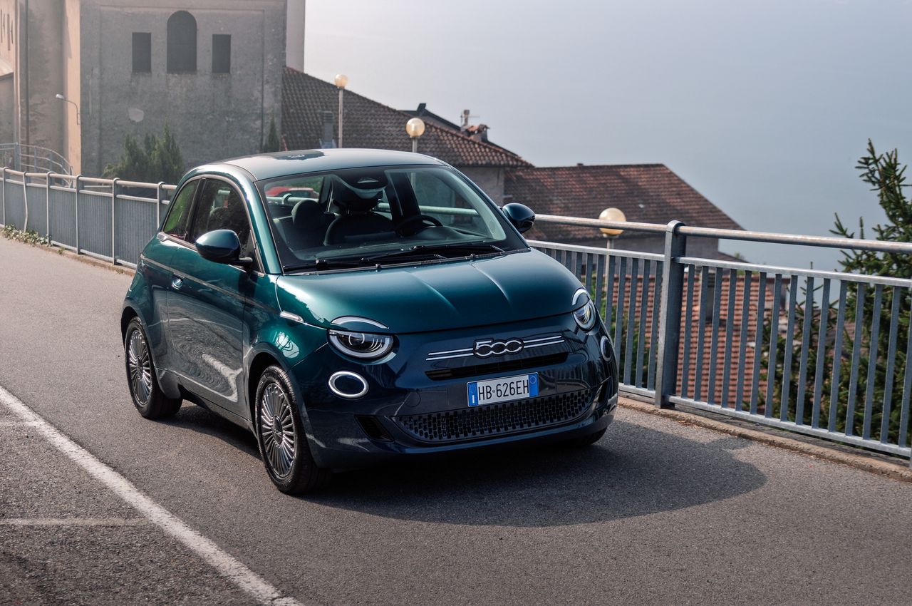 Wideo: Fiat 500 w końcu z silnikiem spalinowym. Sprint do setki zajmuje wieczność