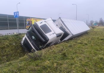 Wrocław: Wypadek na DK 8 pod miastem. Ciężarówka "zaparkowała" w przydrożnym rowie. Kierowca zasłabł