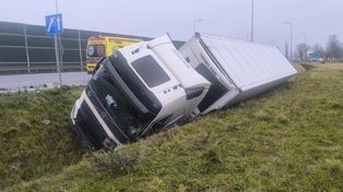 Wrocław: Wypadek na DK 8 pod miastem. Ciężarówka "zaparkowała" w przydrożnym rowie. Kierowca zasłabł