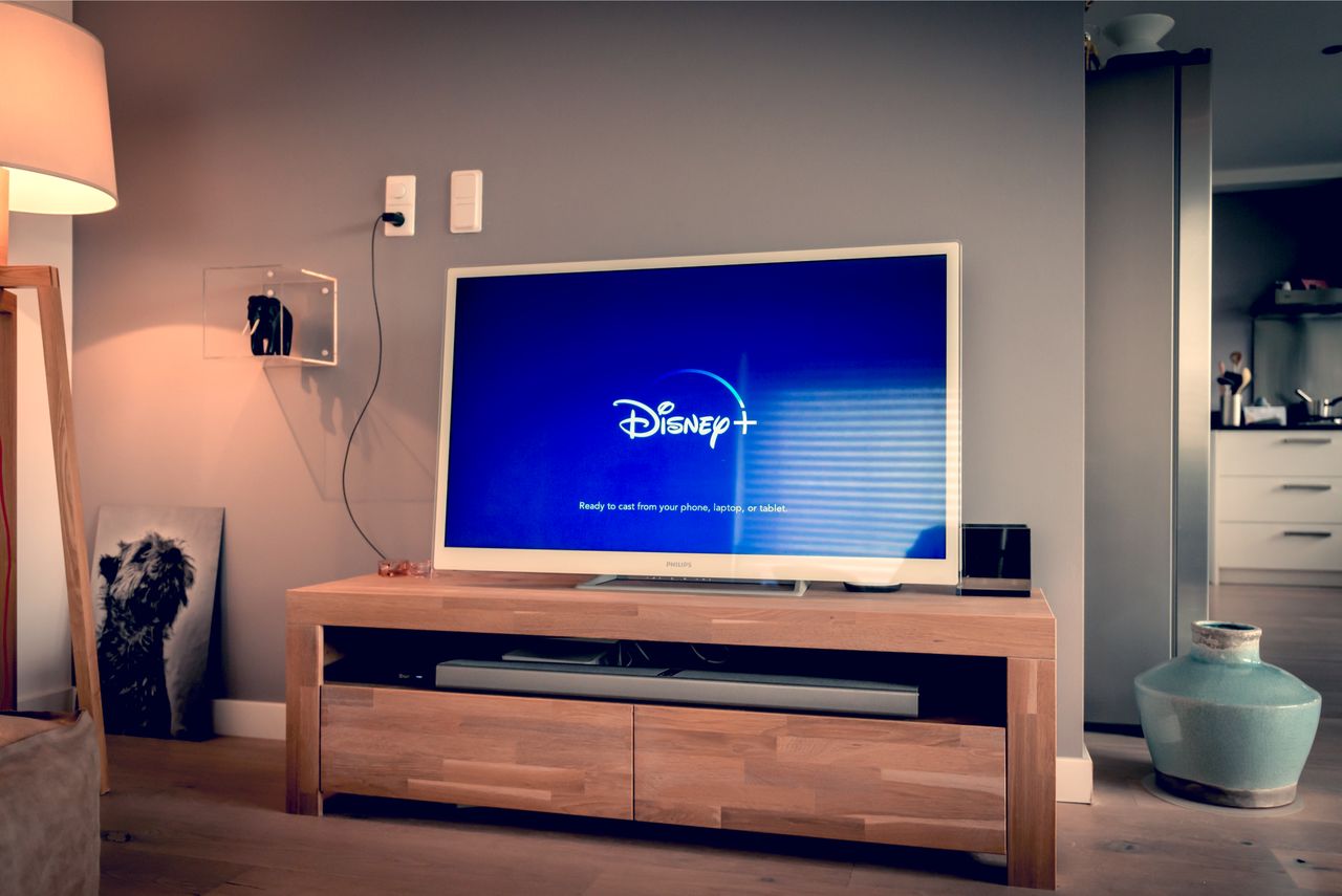 Disney+ od teraz dostępny na telewizorach Philips z Android TV, fot. David Peperkamp/Shutterstock