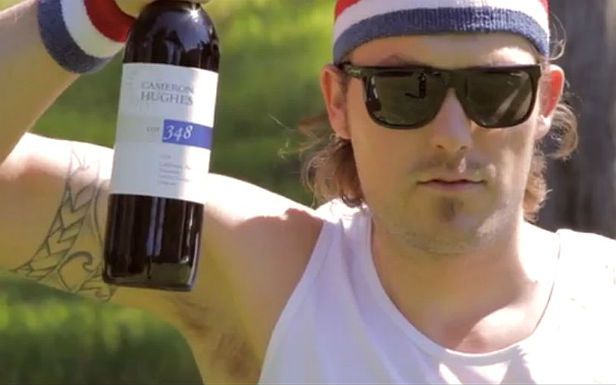 WTF dnia: najbardziej niebezpieczne sposoby na otwarcie butelki wina [wideo]