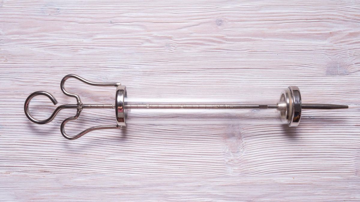 Amniopunkcja to badanie inwazyjne, które pozwala wykryć m.in. wady genetyczne płodu