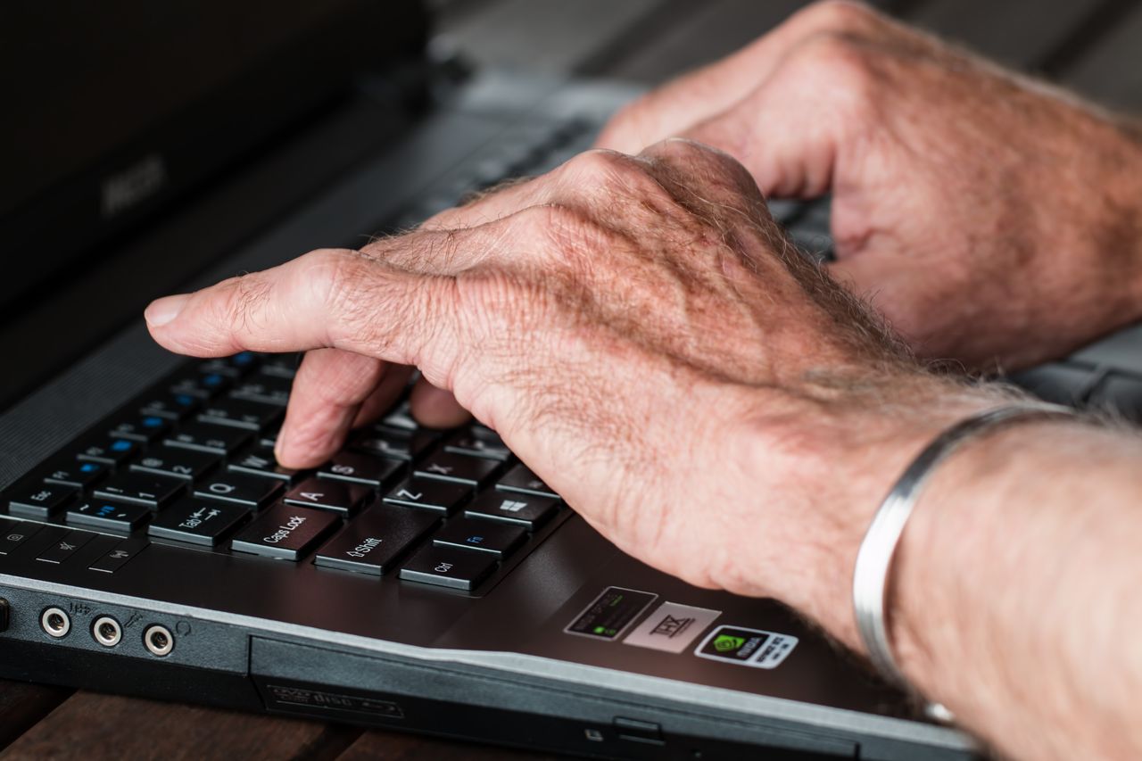 Seniorzy są łatwym celem oszustw w internecie. Trzeba zadbać o ich edukację!