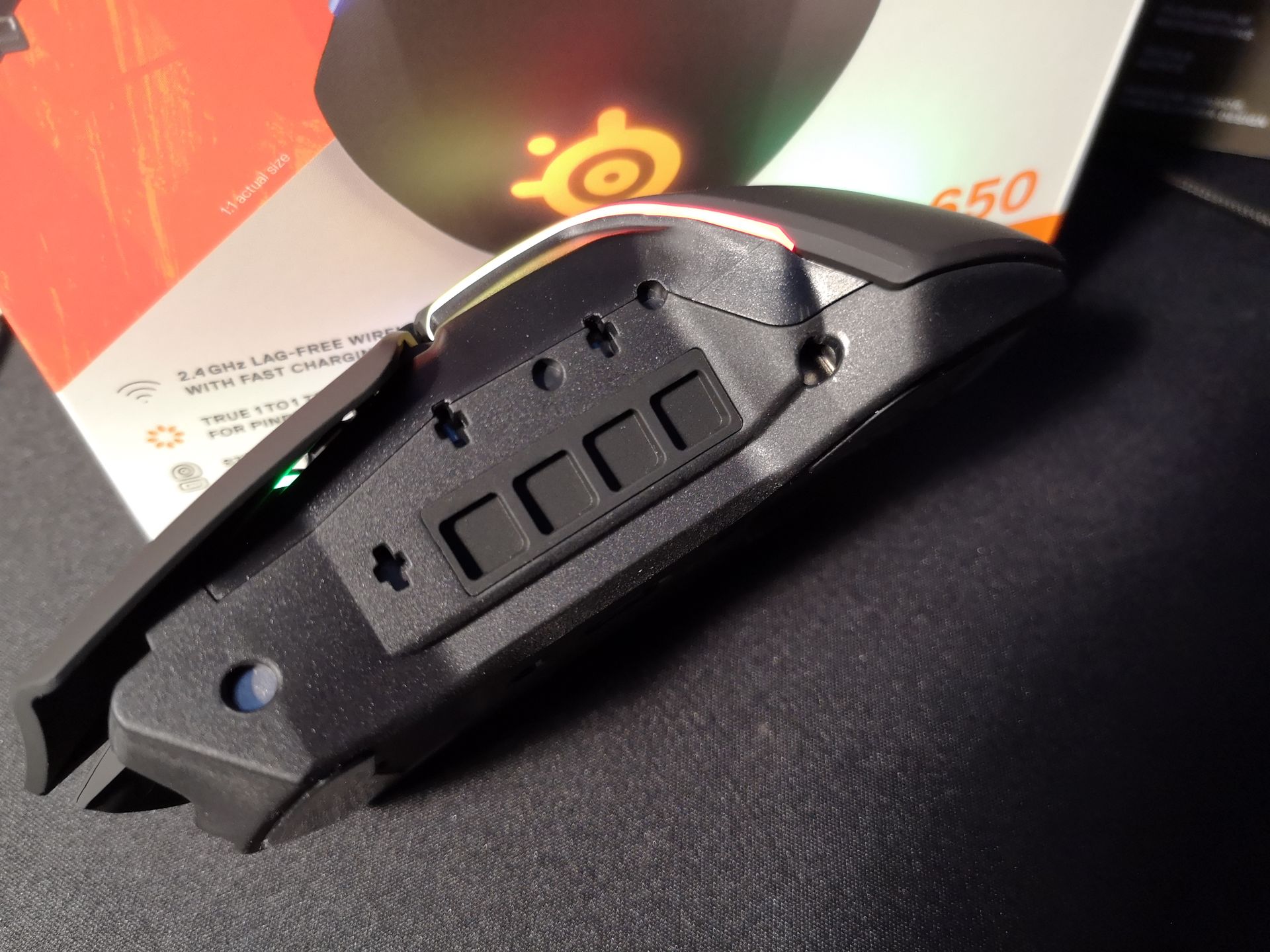 Po zdjęciu bocznego panelu ukazuje się miejsce montażowe na odważniki.